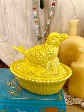 Vintage Boyd Glass Robin on Nest Yellow Cadmium Glass UV Reactive Red Glow Bird